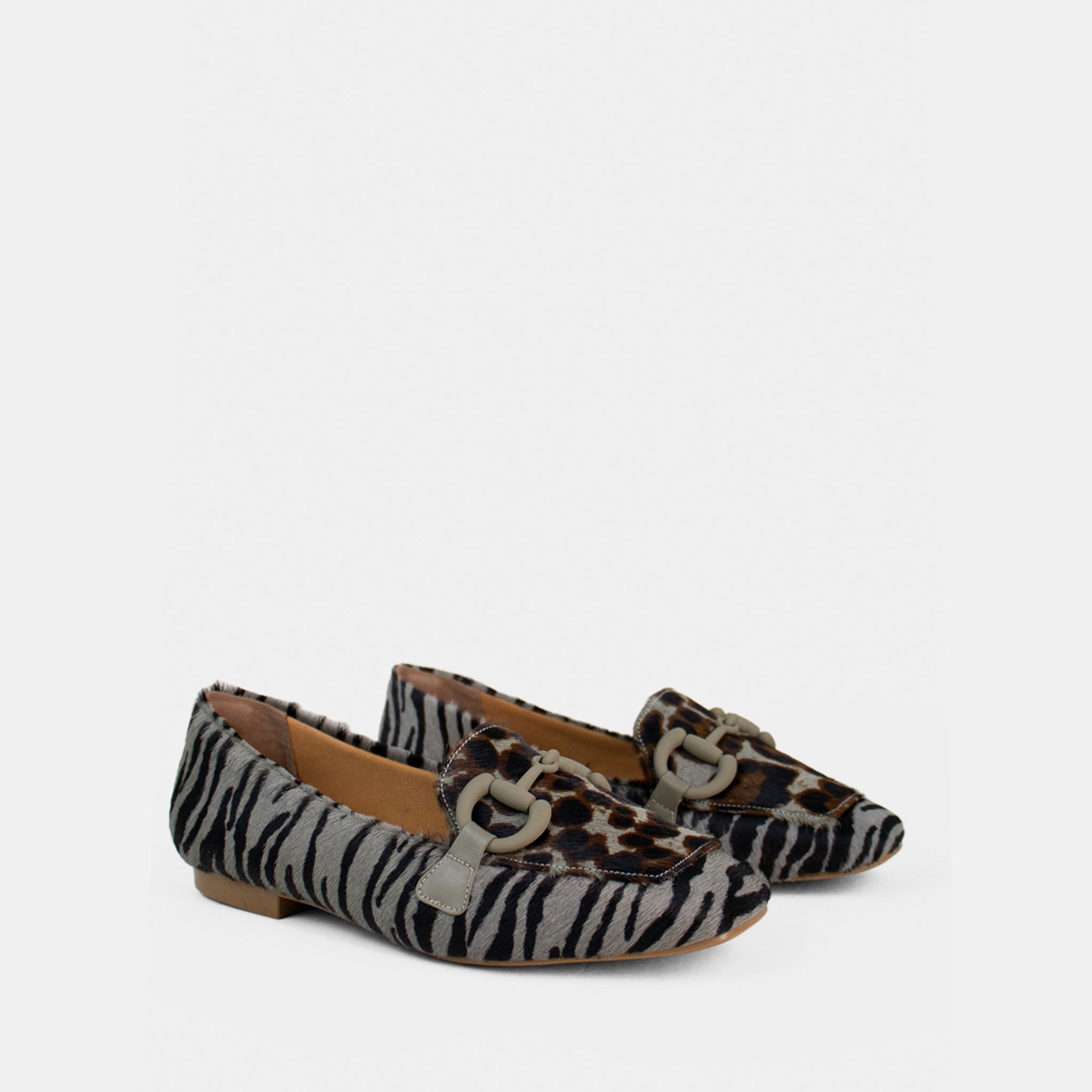 Loafer com Detalhe em Bridão em Couro Animal Print Cinza