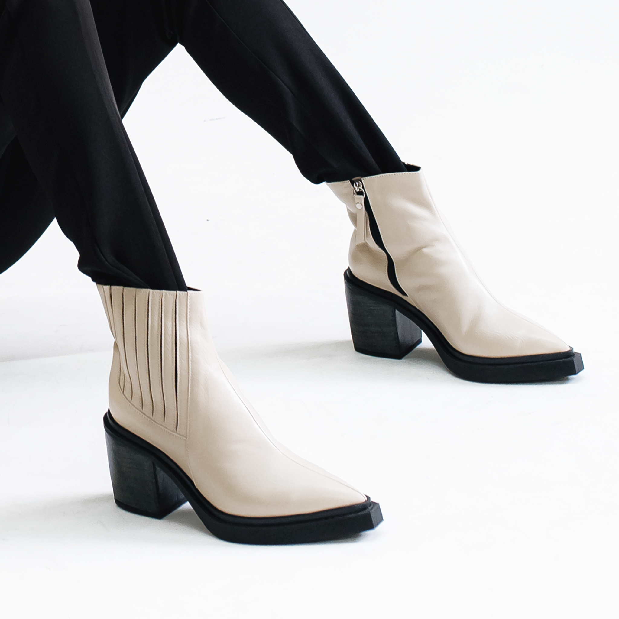 Bota Chelsea em Couro Off White