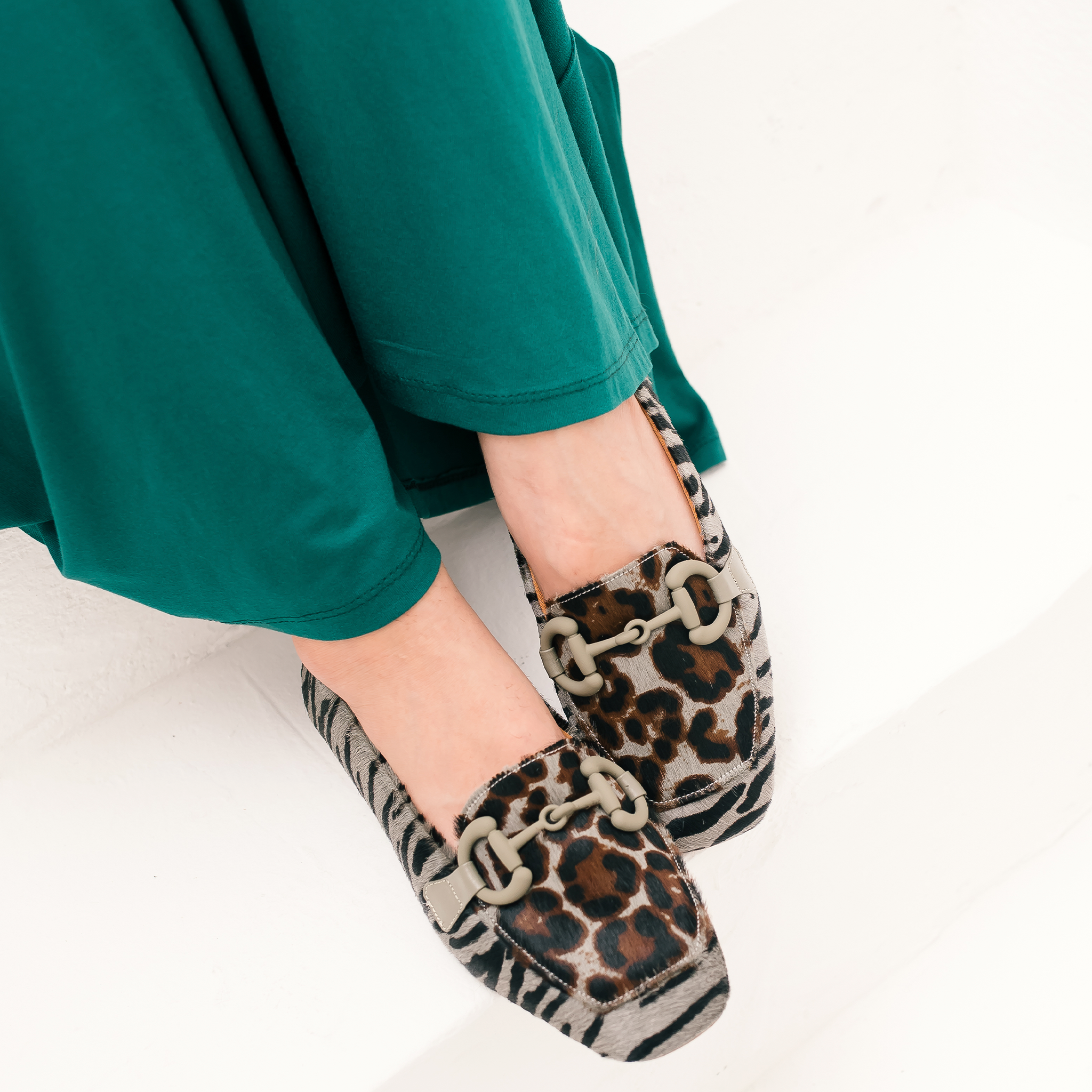 Loafer com Detalhe em Bridão em Couro Animal Print Cinza